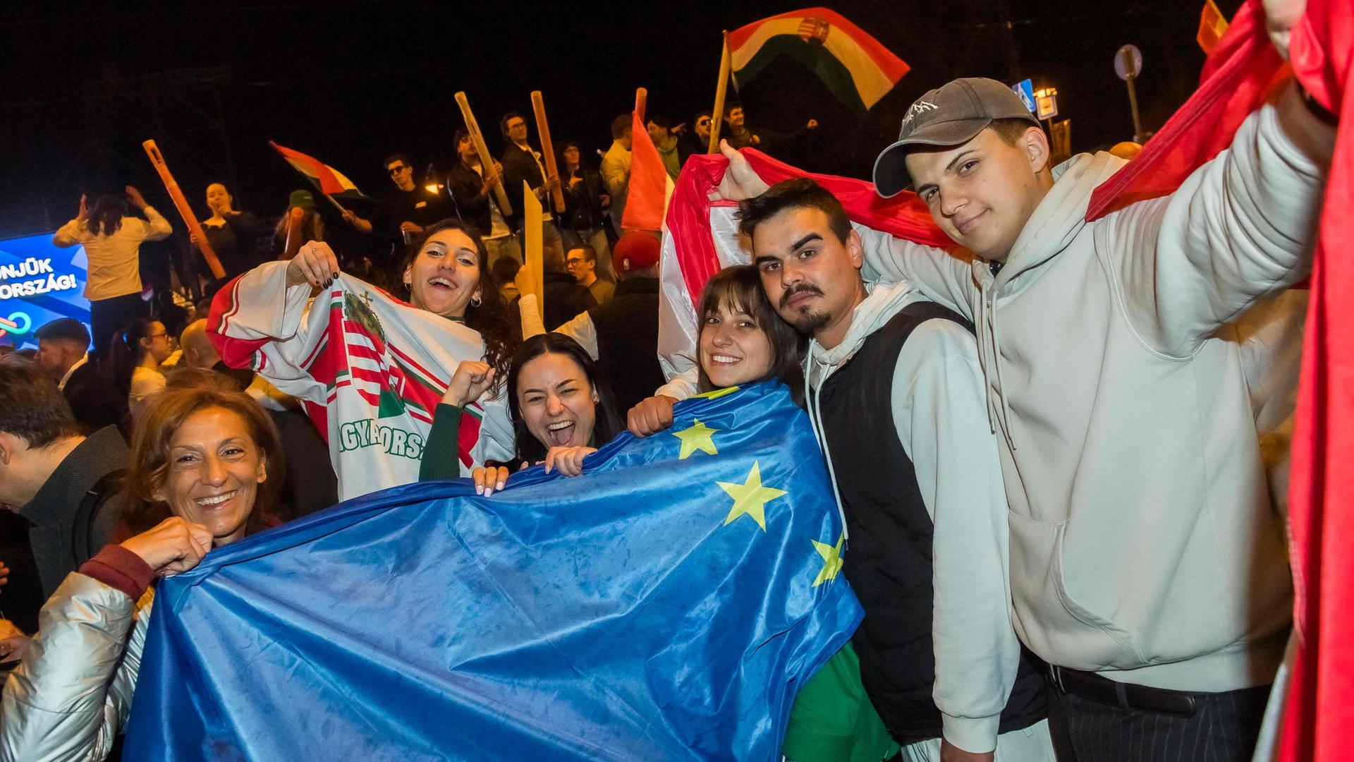 Menschen feiern mit Europaflagge Wahlsieg der Tisza-Partei | AFP