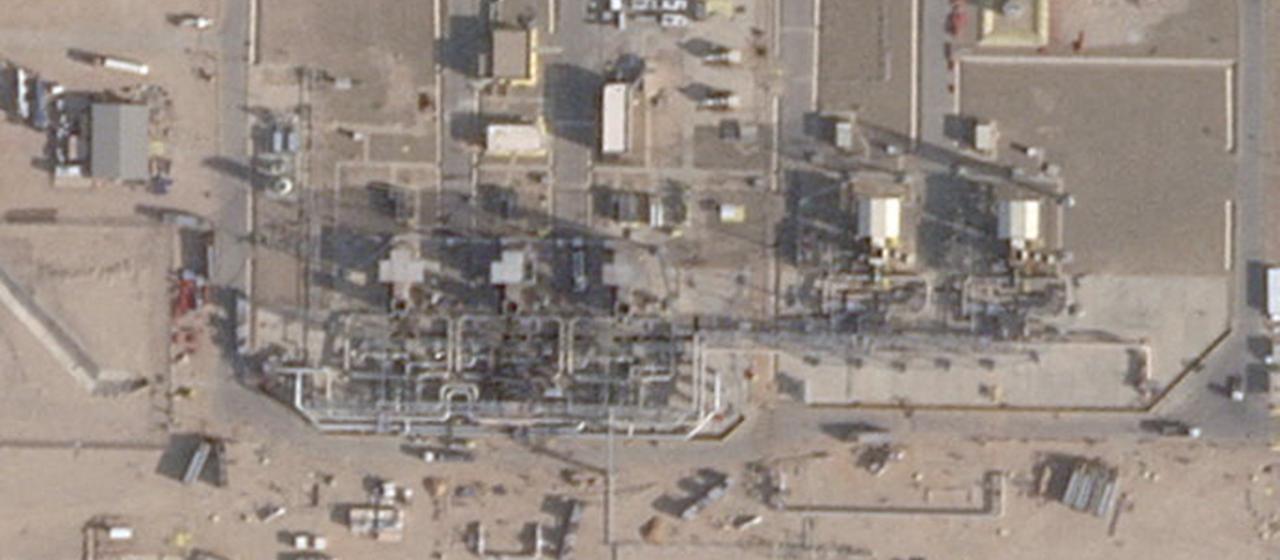 Archivbild: Satellitenaufnahme eines saudi-arabischen Ölanlagenkomplexes in der Riyadh-Region an der Ost-West-Pipeline mit sichtbaren Schäden