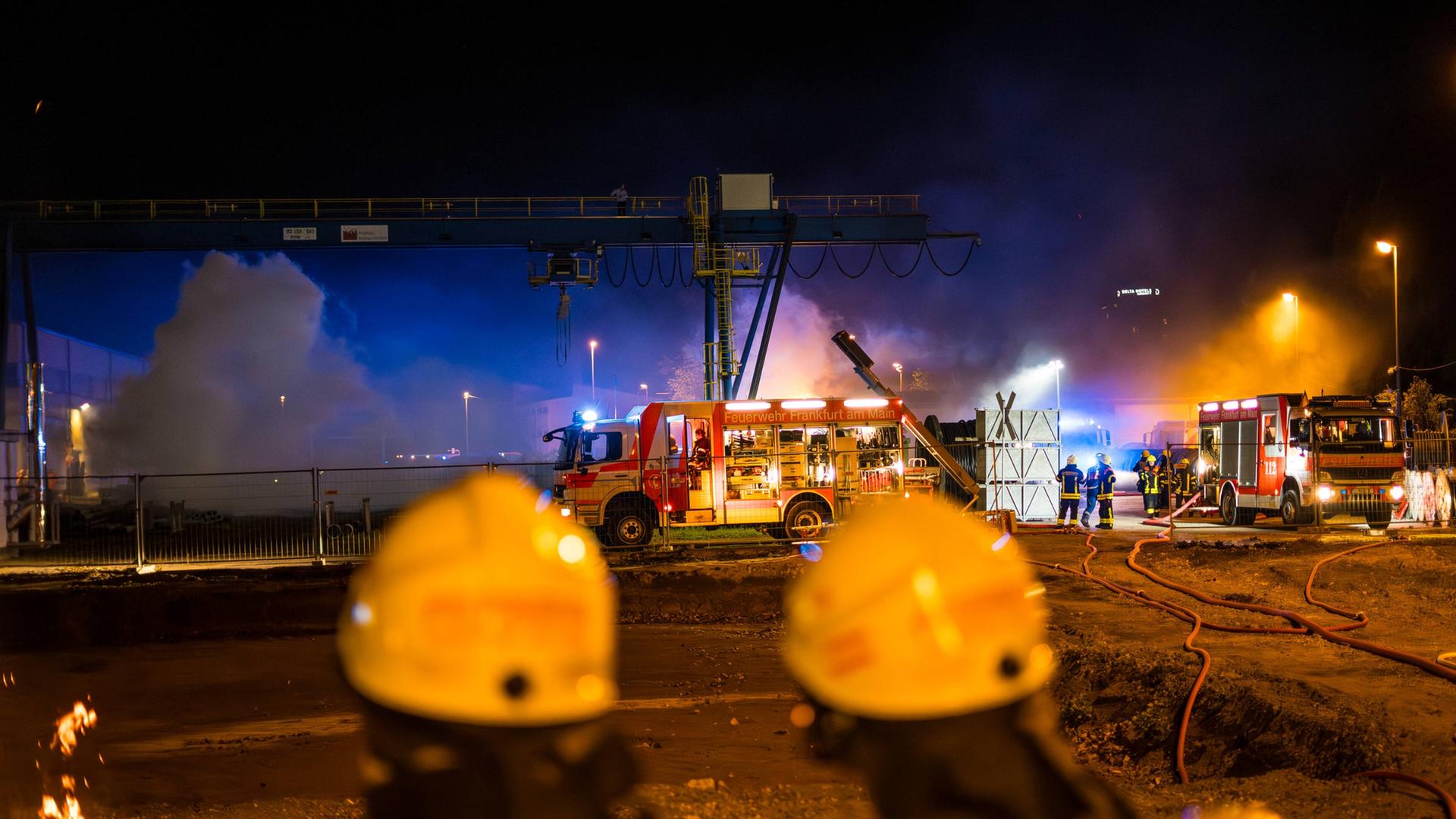 Feuerwehrleute am Frankfurter Osthafen vor Rauschwaden simulieren einen Drohnenangriff. | 7aktuell.Media