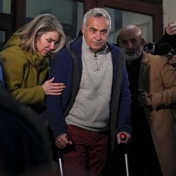 Calin Georgescu und seine Frau Cristela verlassen das Büro der Staatsanwaltschaft