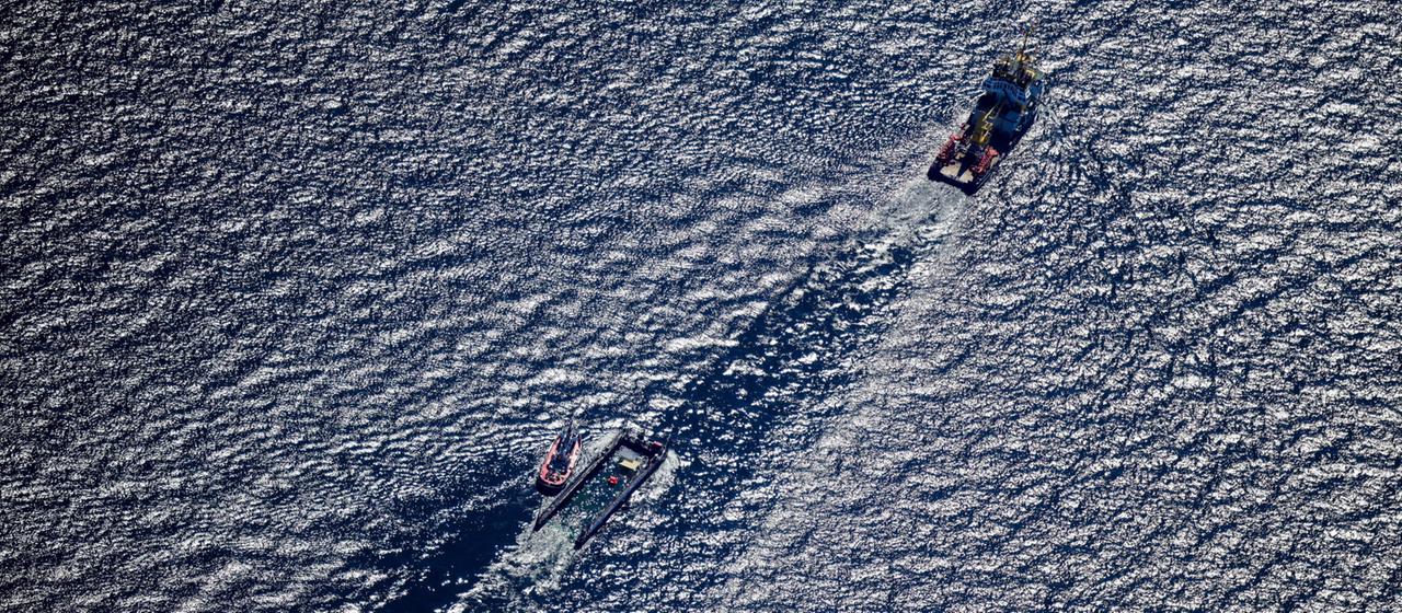 Der Buckelwal wird in seiner Barge vom Schlepper Fortuna B entlang der dänischen Küste in Höhe unterhalb von Skagen, im sogenannten Skagerrak, durch die Ostsee gezogen