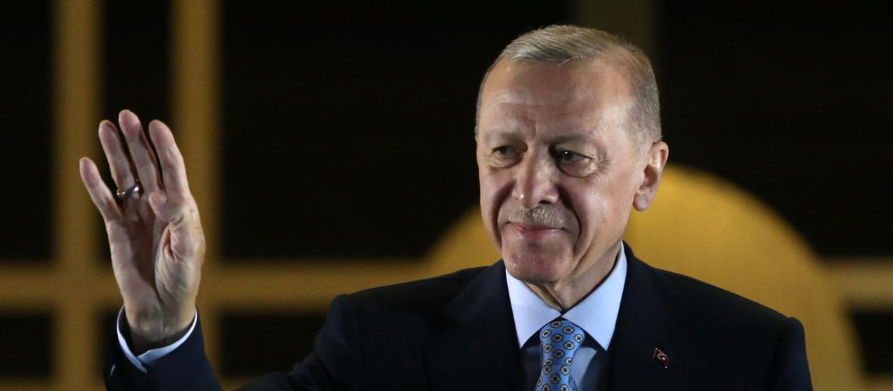 Erdogan winkt seinen Anhängern nach der Wahl