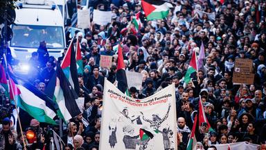 Viele Menschen bei einer Demonstration in Solidarität mit den Menschen im Gazastreifen in Berlin-Kreuzberg.