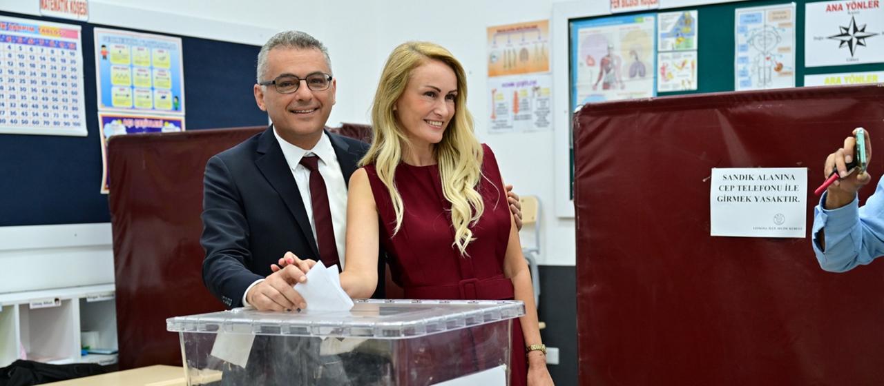 Tufan Erhürman mit seiner Ehefrau bei der Stimmabgabe | dpa Tufan Erhürman mit seiner Ehefrau bei der Stimmabgabe