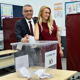 Tufan Erhürman mit seiner Ehefrau bei der Stimmabgabe