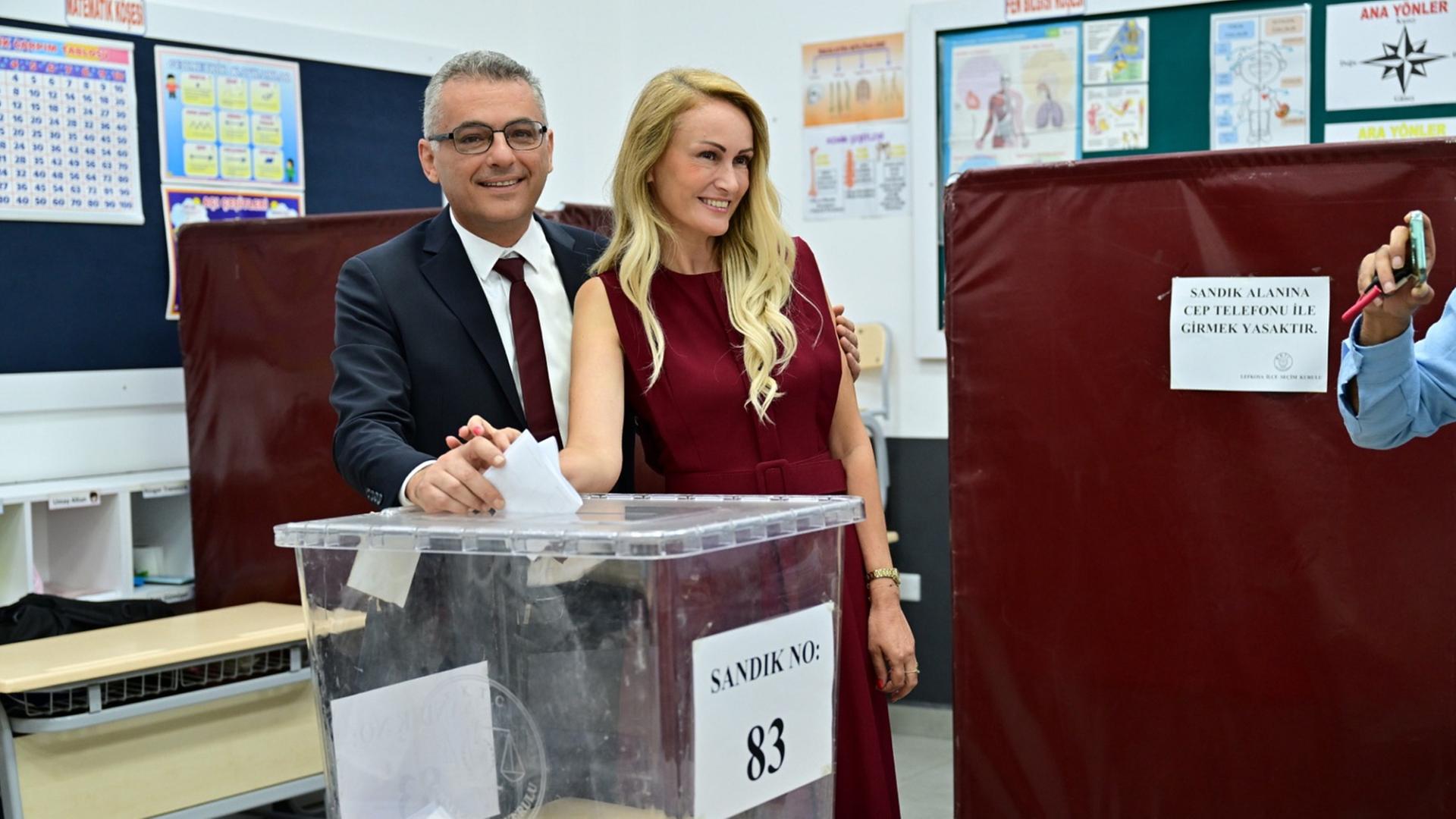 Tufan Erhürman mit seiner Ehefrau bei der Stimmabgabe | dpa