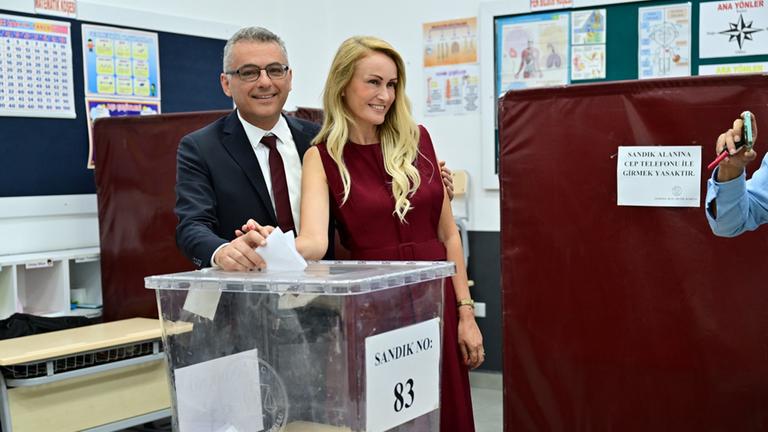 Tufan Erhürman mit seiner Ehefrau bei der Stimmabgabe