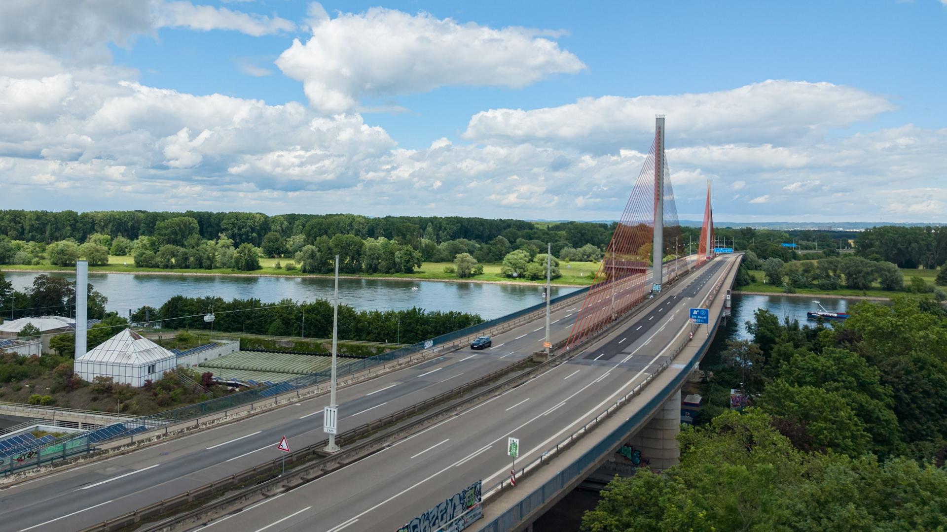 Ein einzelnes Auto fährt auf einer über einen Fluss führenden Autobahnbrücke  | Benjamin Westhoff/dpa
