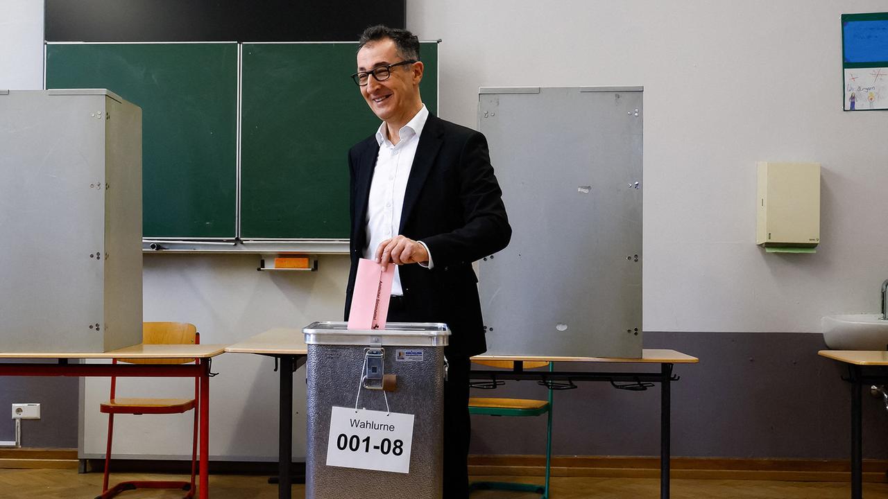 ++ Green Party lead candidate Özdemir casts his vote ++