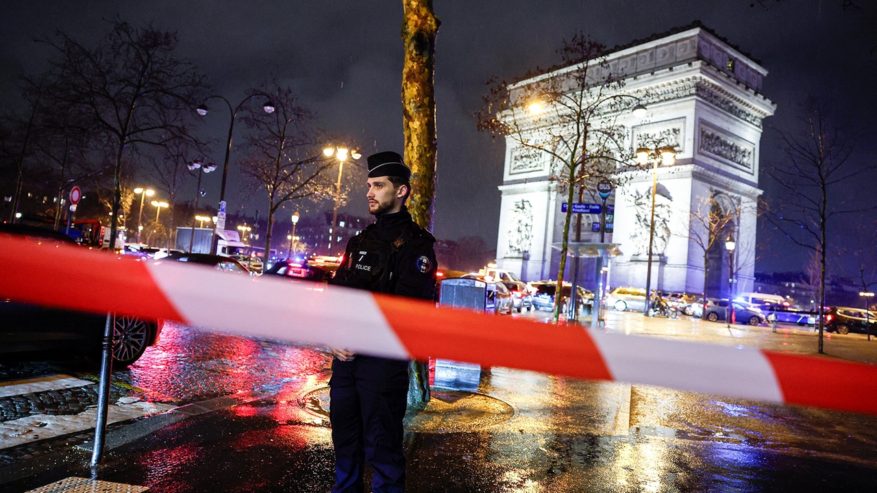 Mutmaßliche Terror-Tat – Mann greift Sicherheitskräfte in Paris mit Messer an