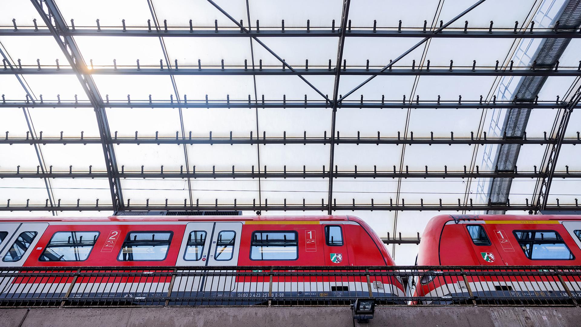 Eine Regionalbahn der Deutschen Bahn fährt in einen Bahnhof. | dpa