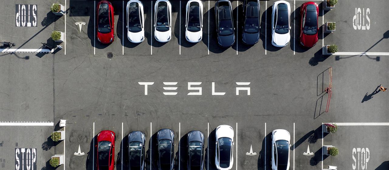 Tesla-Autos stehen auf einem Parkplatz des Unternehmens in Kalifornien (Archivbild 2023)