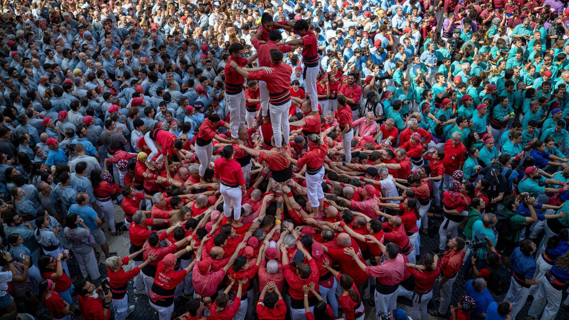 Menschen bilden einen Menschenturm in Barcelona. | Lorena SopÃªna/EUROPA PRESS/dpa