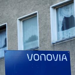 Vor einem Vonovia-Mietshaus steht ein Schild mit dem Logo des Konzerns.