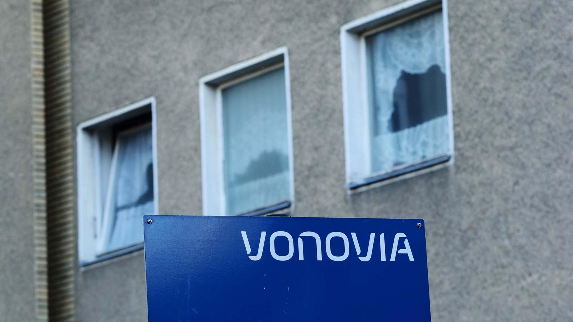 Vor einem Vonovia-Mietshaus steht ein Schild mit dem Logo des Konzerns. | picture alliance / Wolfram Stein