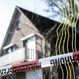 Absperrband der Polizei hängt vor einem Einfamilienhaus. In der Nacht zum 1. März soll den Ermittlern zufolge ein 32 Jahre alter Bundeswehrsoldat vier Menschen in den Gemeinden Westervesede und Brockel erschossen haben. Unter den Toten ist ein dreijähriges Kind.