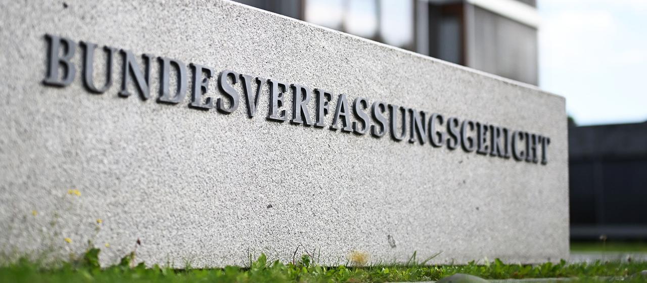 Außenaufnahme des Bundesverfassungsgerichtes mit dem Schriftzug 