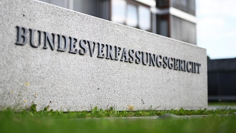 Außenaufnahme des Bundesverfassungsgerichtes mit dem Schriftzug "Bundesverfassungsgericht".