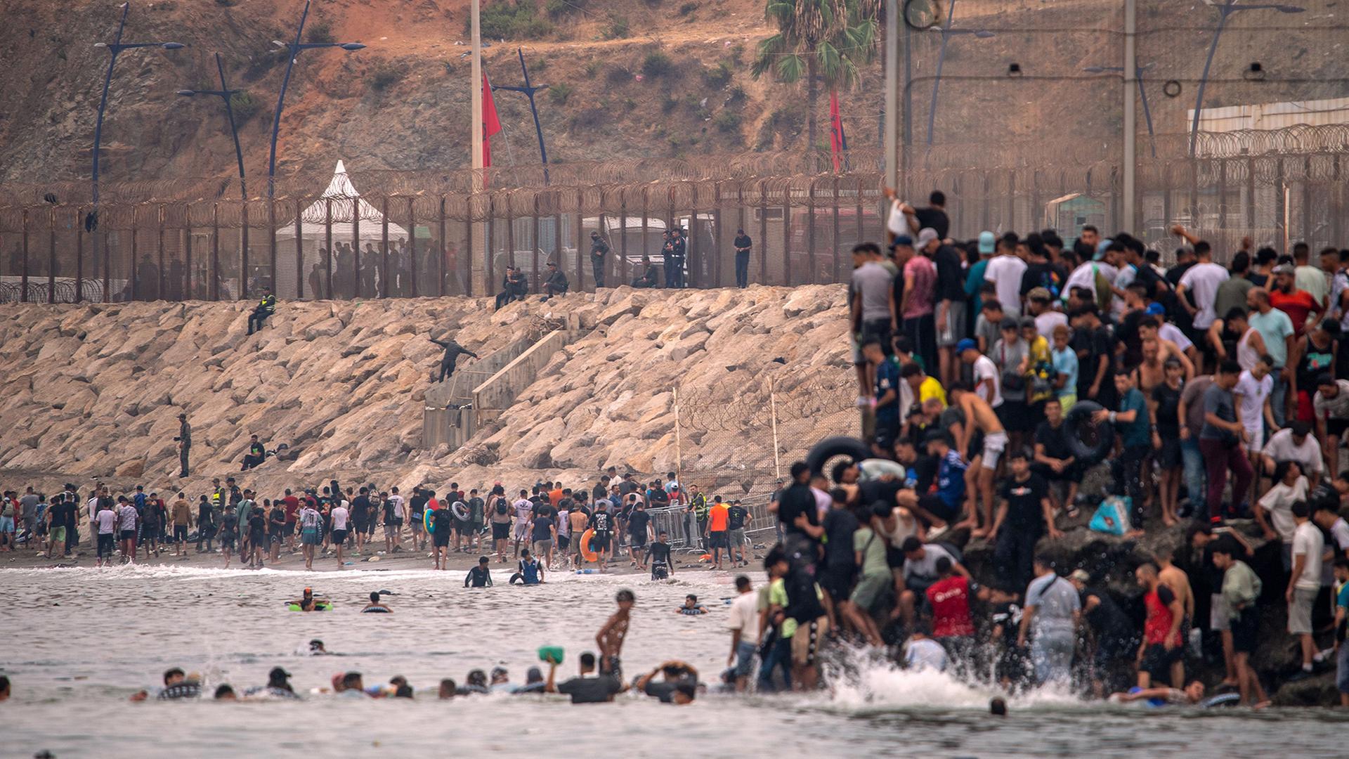 Menschen am Grenzzaun bei Ceuta. | AP Photo/Antonio Sempere