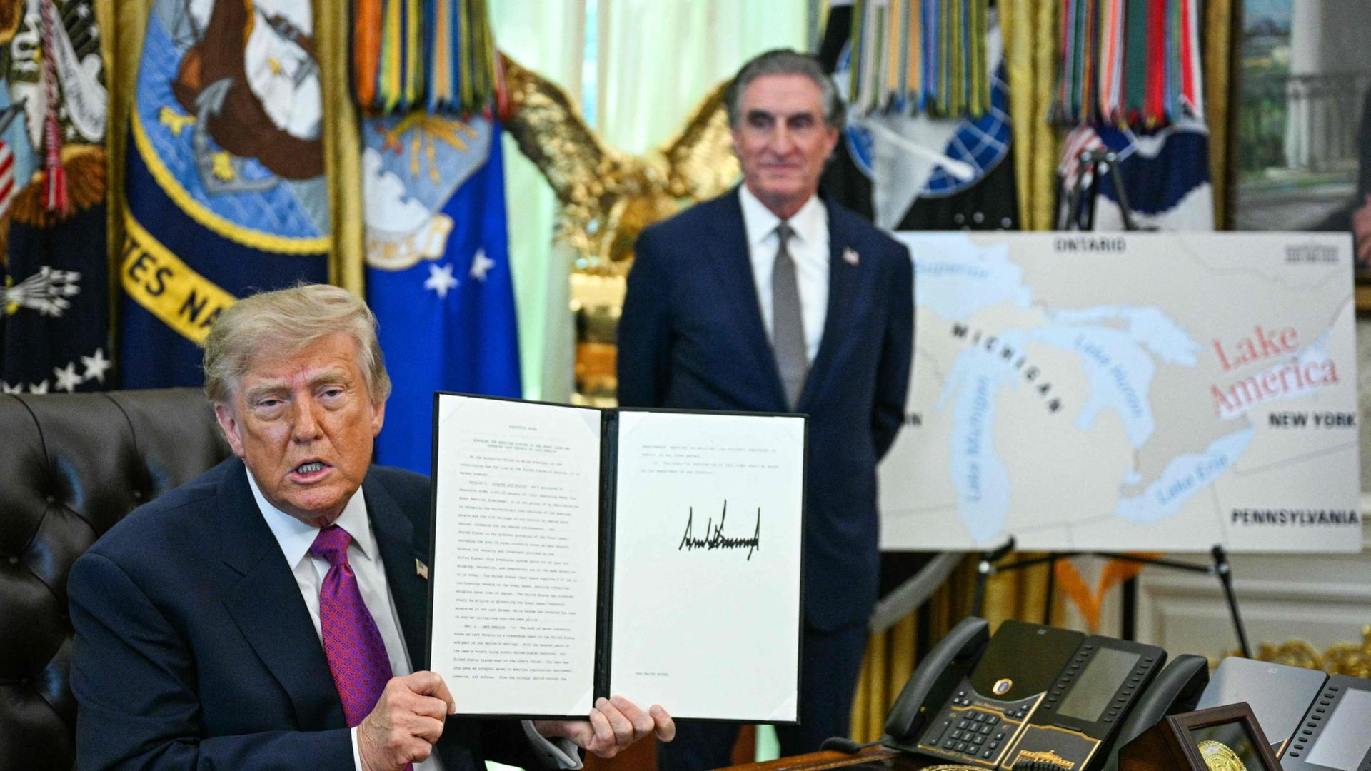 Donald Trump präsentiert im Oval Office des Weißen Hauses eine von ihm unterzeichnete Anordnung zur Umbenennung des Lake Ontario in 