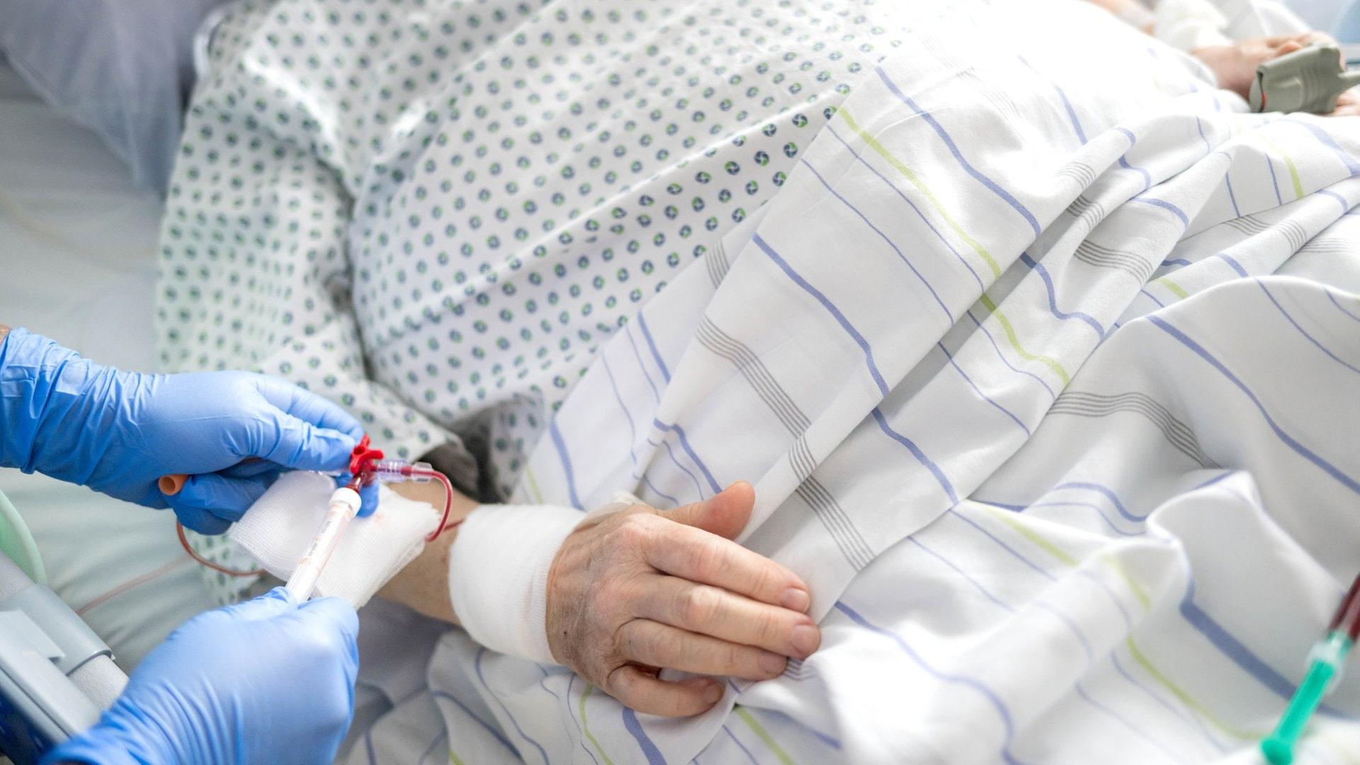 Wenn Krankenhäuser wie das Mutterhaus der Borromäerinnen Patienten behandeln, die nicht versichert sind, bedeutet das hohe Kosten, auf denen die Kliniken sitzen bleiben. | picture alliance/dpa | Sina Schuldt