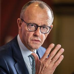 CDU-Chef Friedrich Merz gestikuliert bei einer Rede