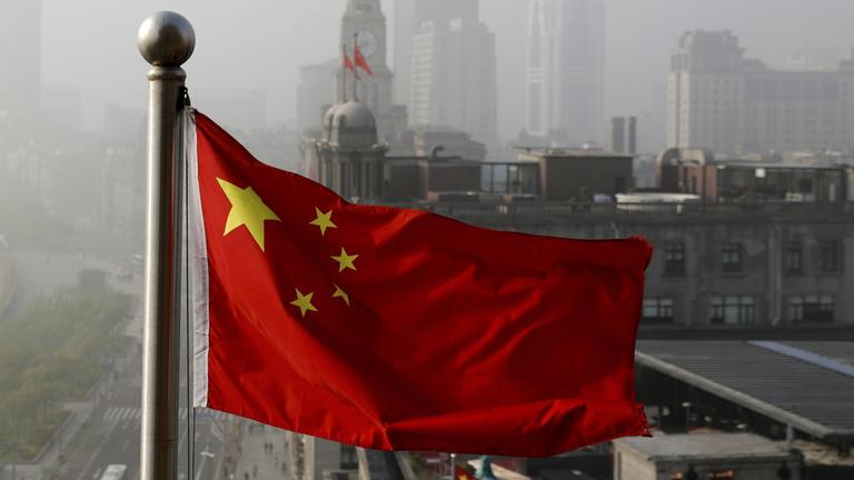 Die chinesische Flagge weht an einem Mast in Shanghai.