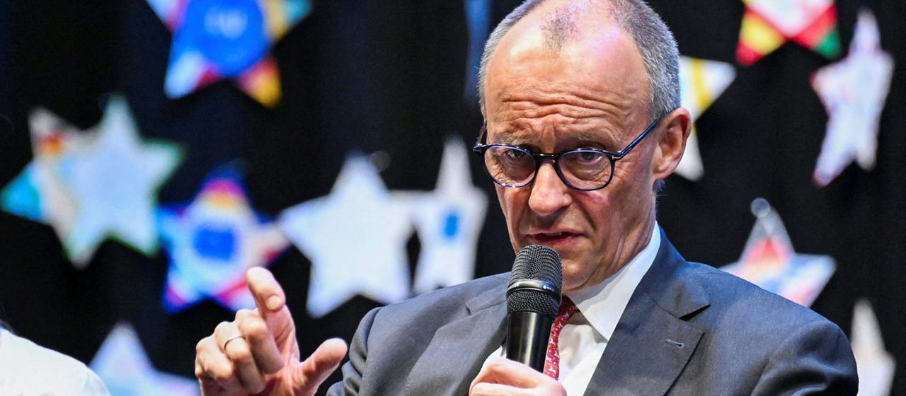 Friedrich Merz spricht während einer Podiumsdiskussion in Marsberg.