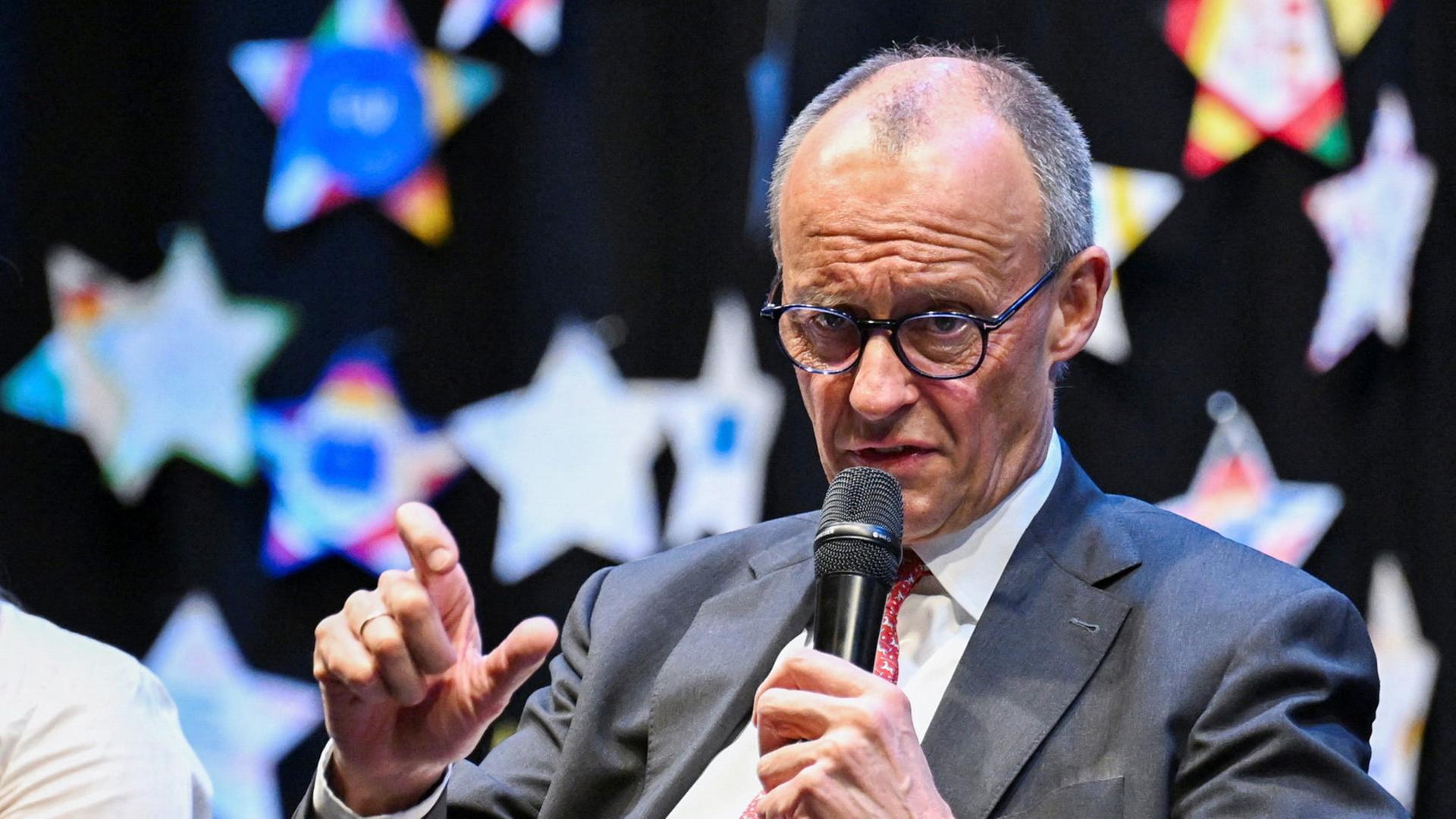 Friedrich Merz spricht während einer Podiumsdiskussion in Marsberg. | REUTERS