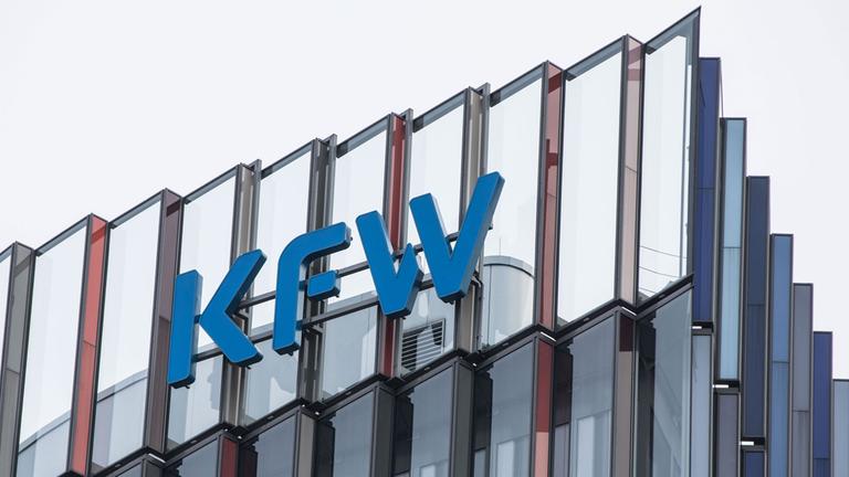 Das Logo der KfW auf der Zentrale der KfW Bankengruppe