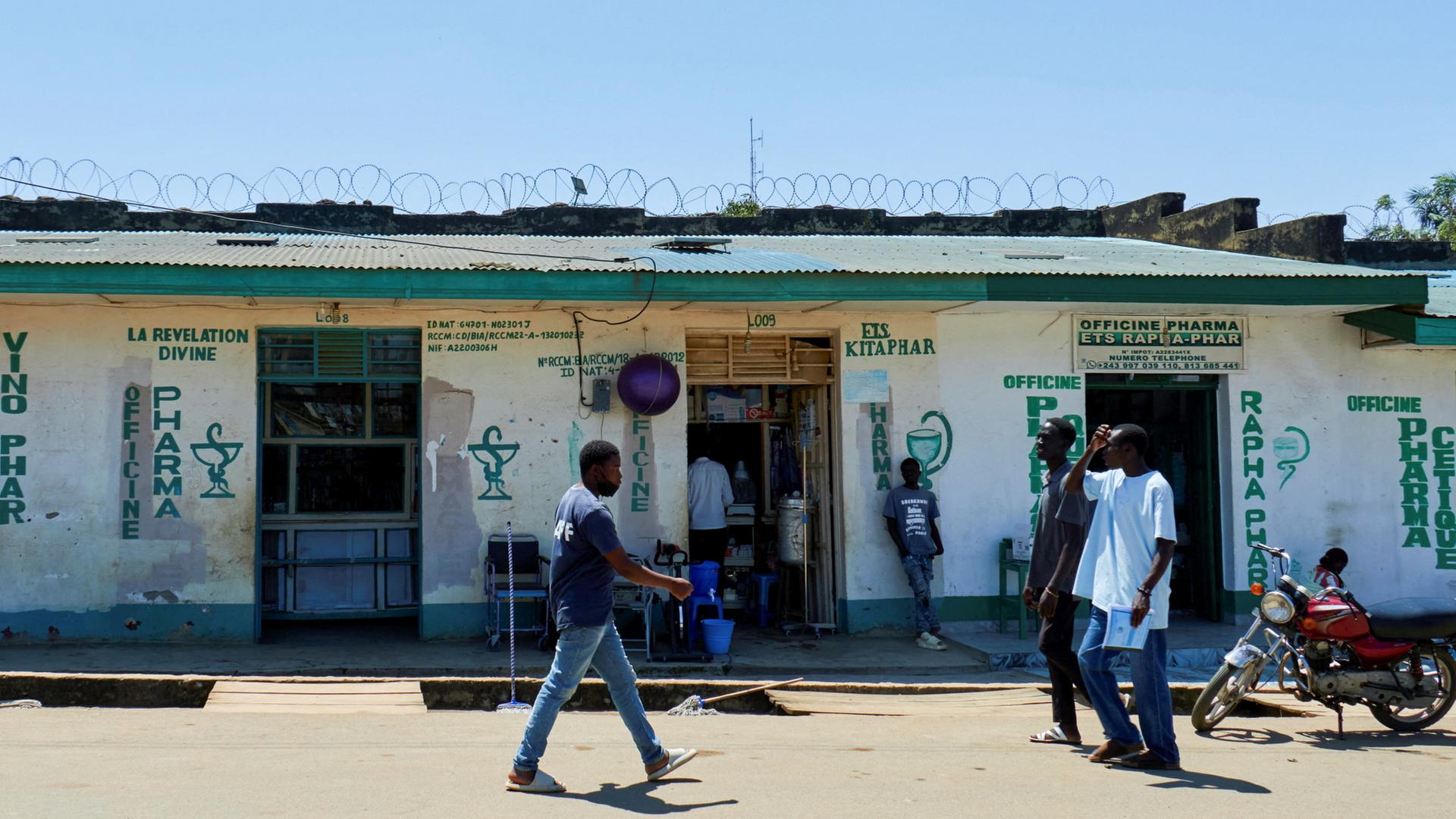 Kongolesen laufen an einer Apotheke in Bunia in der Demokratischen Republik Kongo vorbei | REUTERS