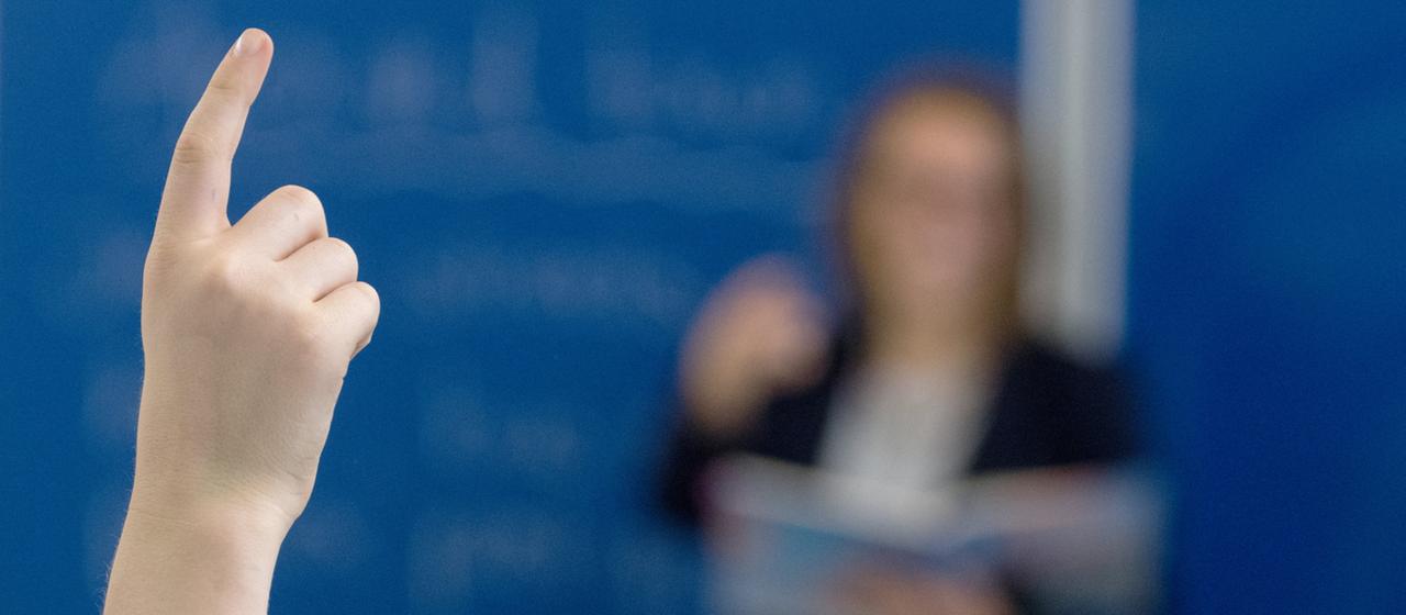 Ein Schüler meldet sich im Unterricht.