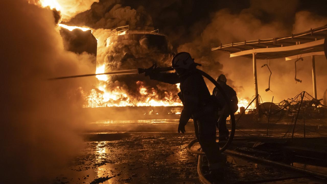Nach einem russischen Drohnenangriff bekämpfen Feuerwehrleute einen Großbrand in Charkiw