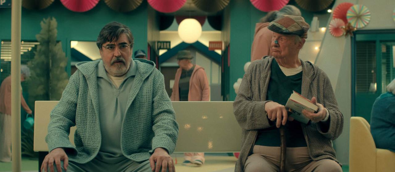 Alfred Molina als Sam Cooper und Robert Benedetti als Mike Ellis in "The Boroughs"