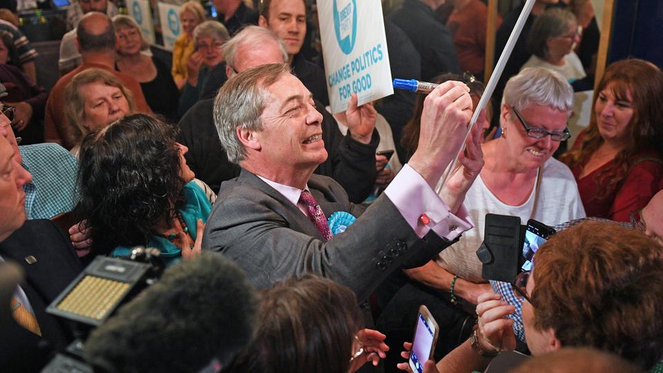 Nigel Farage, EU-Abgeordneter für Großbritannien und Vorsitzender der Brexit-Partei, unterschreibt ein Plakat während einer Wahlkampfveranstaltung.