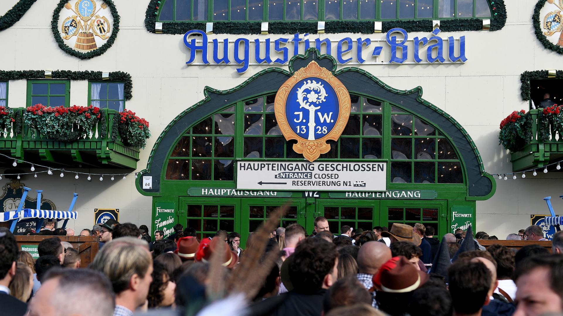  Der Haupteingang des Augustiner-Festzelts auf dem Oktoberfest ist geschlossen (Archiv).  | dpa