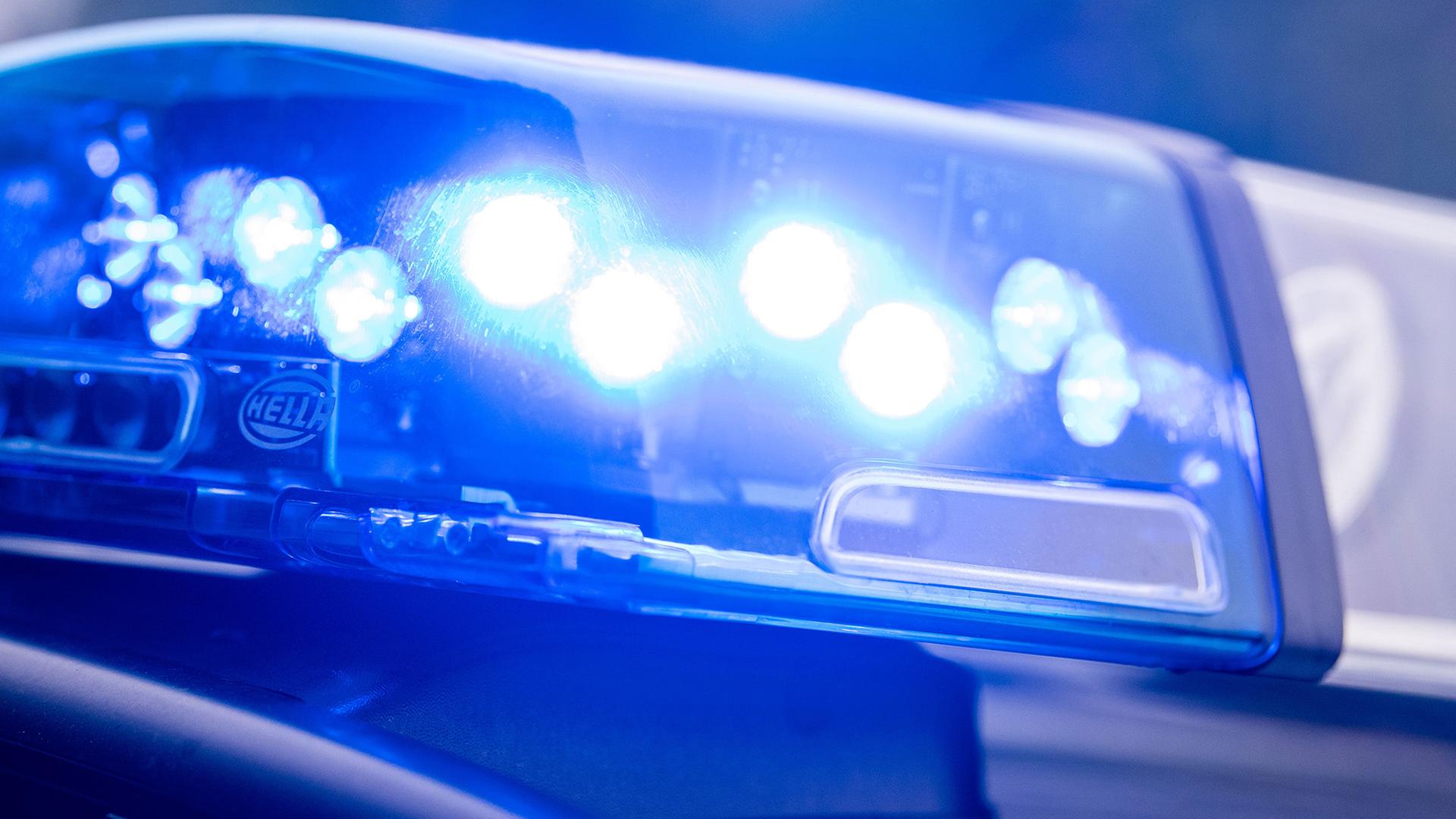  Ein Blaulicht leuchtet an einer Polizeistreife. (Quelle: dpa/Lino Mirgeler) | dpa/Lino Mirgeler