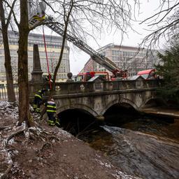 Die Feuerwehr in München entfernt eine Bretterkonstruktion, die im Eisbach eine künstliche Welle erzeugt hat.