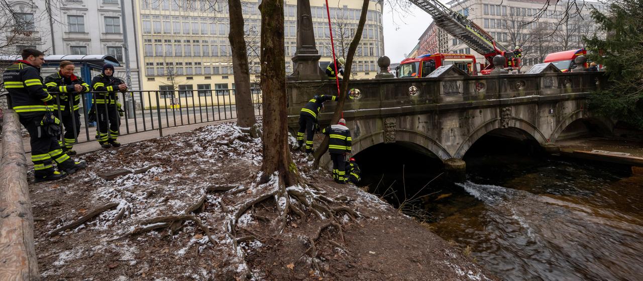Die Feuerwehr in München entfernt eine Bretterkonstruktion, die im Eisbach eine künstliche Welle erzeugt hat.