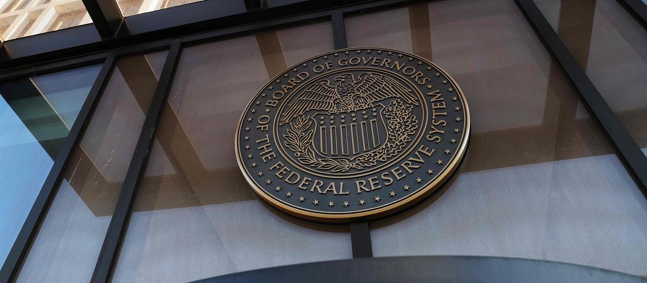 Ein Bürogebäude mit dem Wappen der Federal Reserve ist in Washington, D.C. zu sehen.
