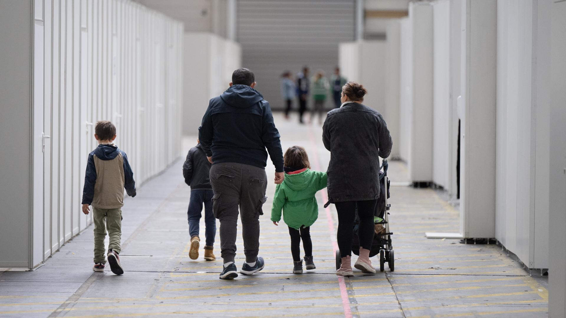 Eine Familie geht durch eine Flüchtlingsunterkunft in Frankfurt am Main. | dpa
