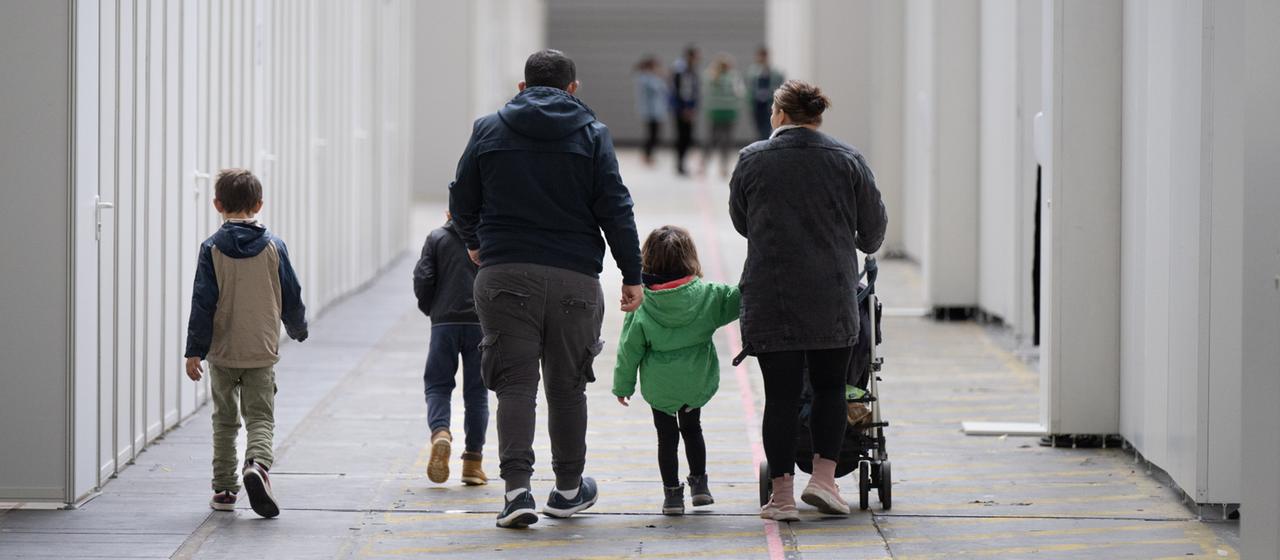 Eine Familie läuft durch eine Flüchtlingsunterkunft in Frankfurt am Main.