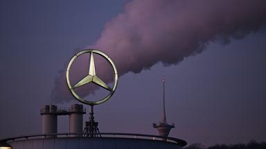 Mercedes Stern steht auf einem Gebäude einer Niederlassung. 