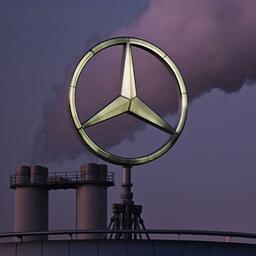 Mercedes Stern steht auf einem Gebäude einer Niederlassung. 