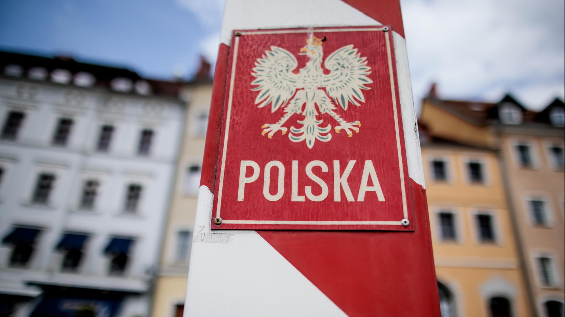 Ein polnischer Grenzpfosten steht vor Restaurants neben der Straße und dem Ufer der Neiße | dpa
