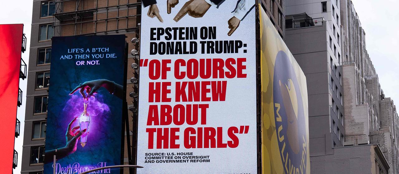 Eine Werbetafel am Times Square hebt Jeffrey Epsteins Aussage hervor, Donald Trump habe 