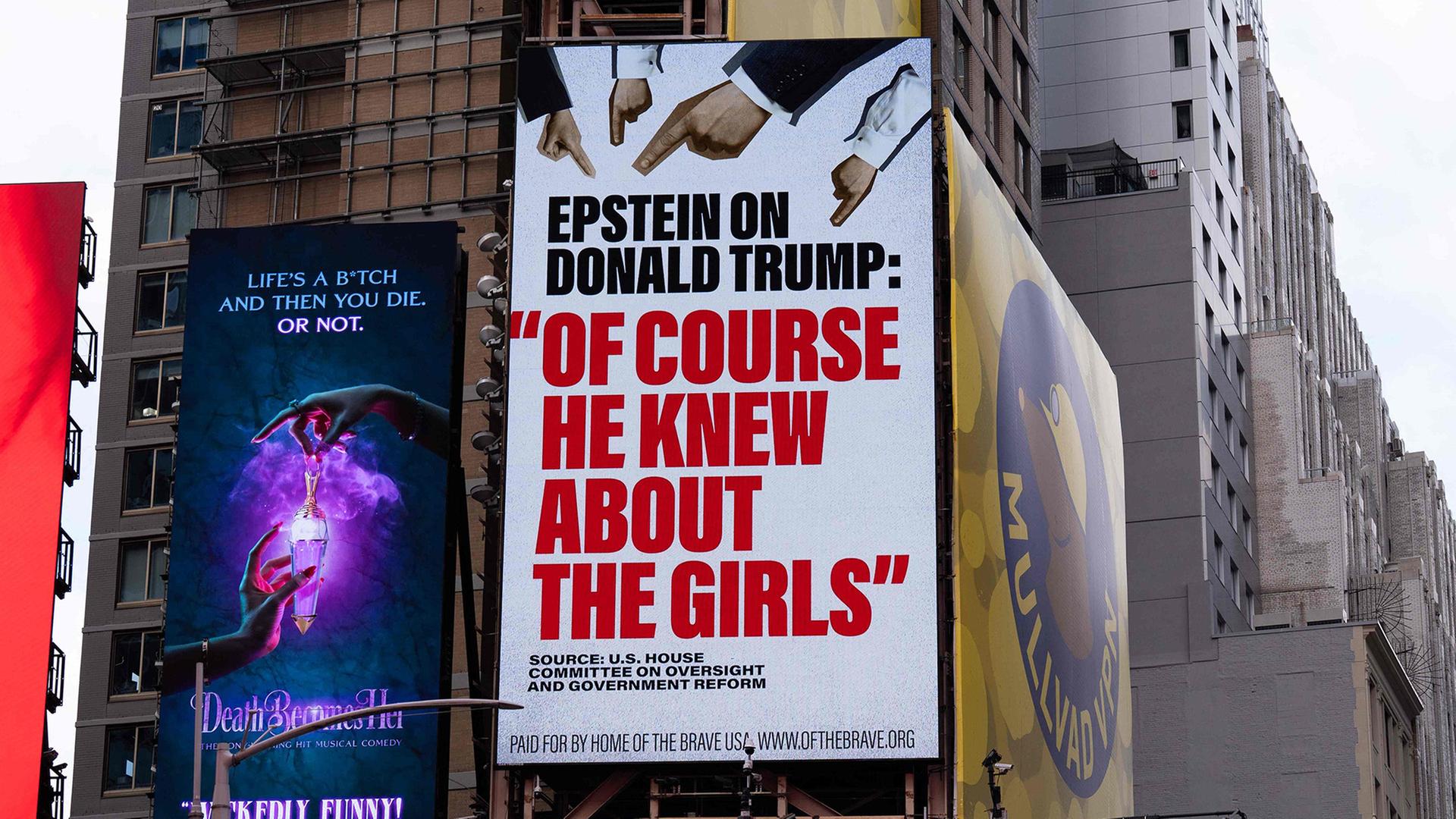 Eine Werbetafel am Times Square hebt Jeffrey Epsteins Aussage hervor, Donald Trump habe 