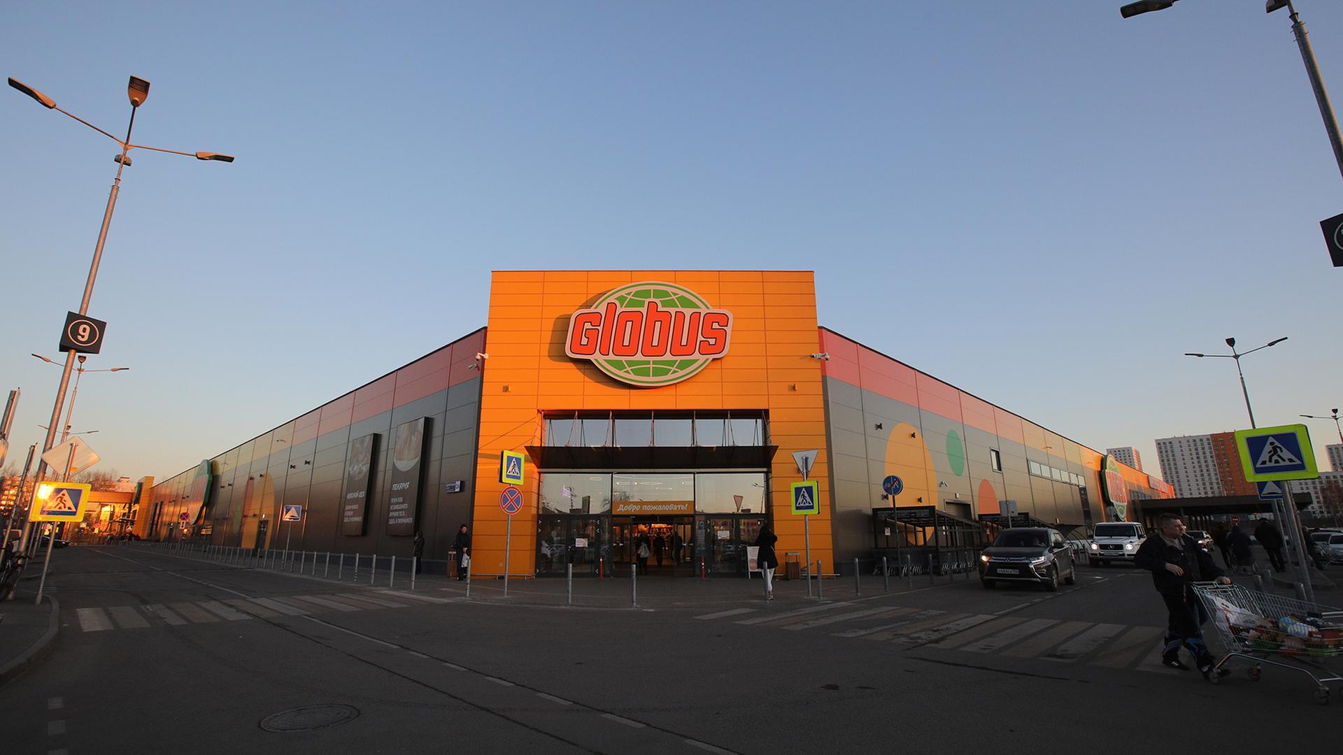 Das Logo eines Globus-Marktes ist auf einem Gebäude im Bezirk Medvedkovo in Moskau zu sehen. | picture alliance/dpa