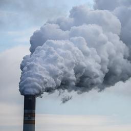 Aus einem Schornstein tritt Qualm aus