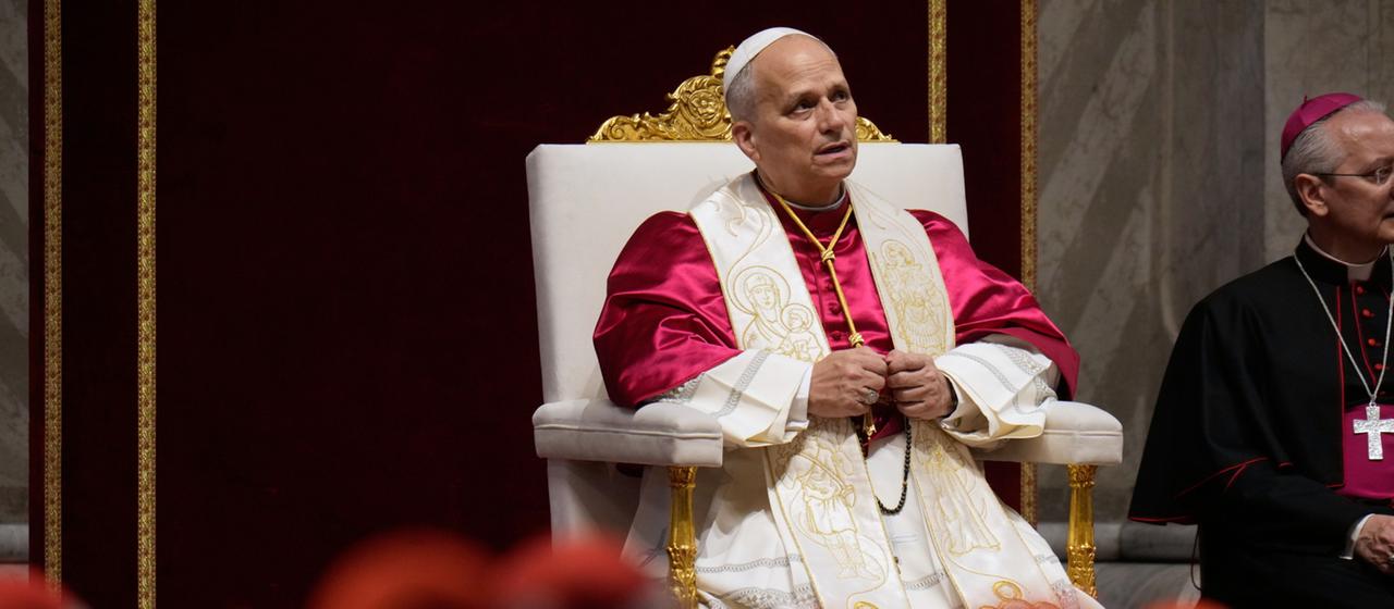 Papst Leo XIV. im Petersdom während eines Friedensgebets.